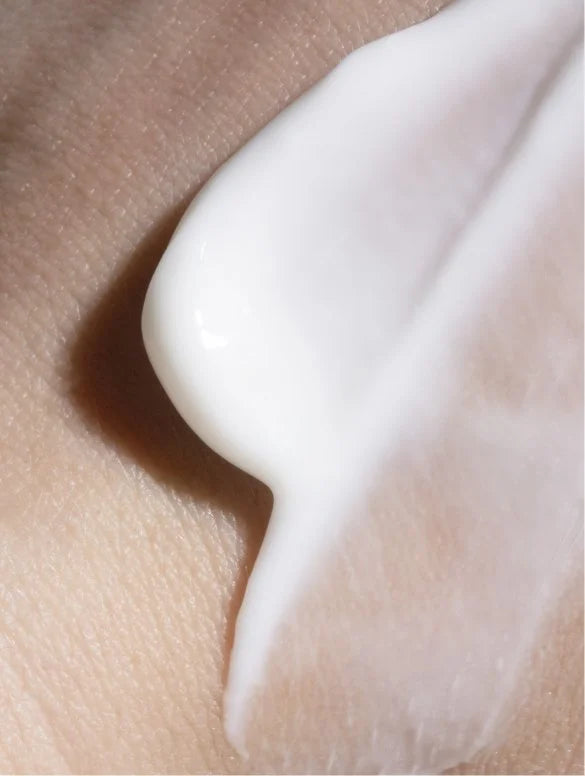 LUSTRE BODY silkening body serum on skin
